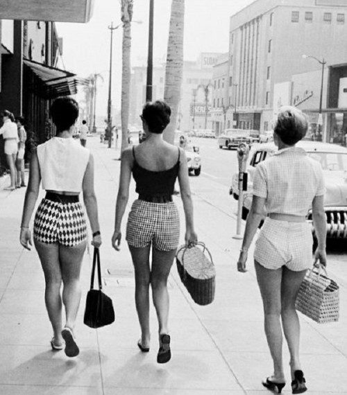 50s women walking down the street 600x684