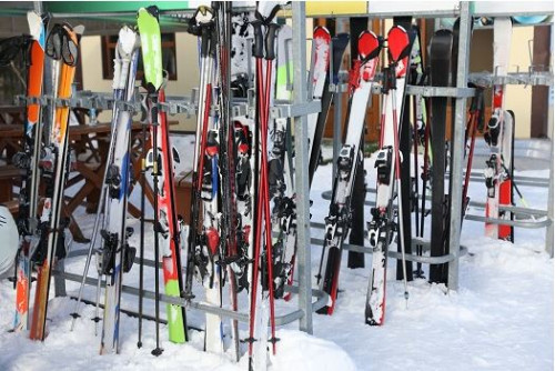 When they visit Mammoth, both new and experienced skiers often choose to rent their gear. Read on to learn where to find ski rentals in the Mammoth area.
https://asomammoth.com/mammoth-places-to-rent-skis/