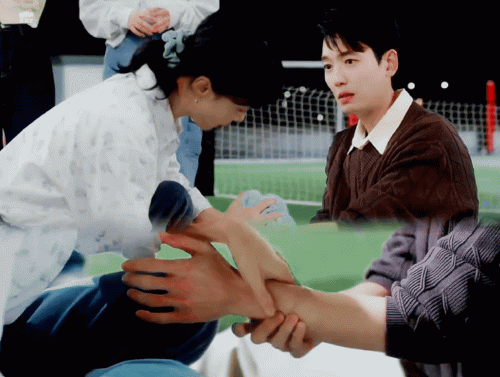 EP07---Crash-Course-in-Romance-3.gif