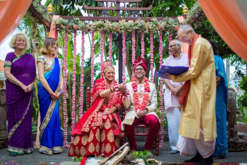 Hindu-Priest-for-Wedding-Ceremony-1.jpg