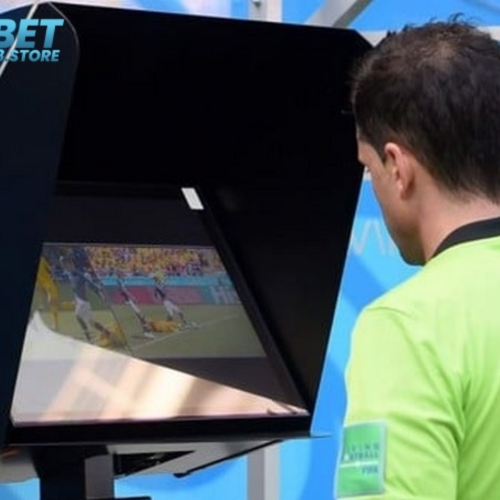 VAR, hoặc Video Assistant Referee, là một tiến bộ quan trọng trong lĩnh vực bóng đá. Trong mỗi trận đấu, VAR đóng vai trò là một trợ lý quan trọng cho trọng tài chính bằng cách sử dụng video để kiểm tra và làm sáng tỏ những tình huống gây tranh cãi. Đội ngũ trọng tài chuyên nghiệp của VAR quét mọi diễn biến trên sân từ nhiều góc độ khác nhau thông qua hệ thống camera xung quanh sân bóng.

Thực tế, VAR đã có mặt đáng kể trong các sự kiện bóng đá quan trọng như World Cup và UEFA Champions League. Công nghệ này đóng vai trò quan trọng trong việc giảm bớt những quyết định gây tranh cãi và tăng cường sự công bằng trong quá trình cạnh tranh. Đây là một bước tiến quan trọng và tích cực trong việc áp dụng công nghệ, và mọi người cần hiểu rõ về công nghệ VAR để có trải nghiệm trọn vẹn hơn khi xem trận đấu.

—----------------

Xem thêm: https://shbet88.store/cong-nghe-var-la-gi/
Liên hệ: 032 7659 222
Địa chỉ: 352 Lê Trọng Tấn, Sơn Kỳ, Tân Phú, TPHCM, Việt Nam
#nhacaishbet #shbet #shbet88