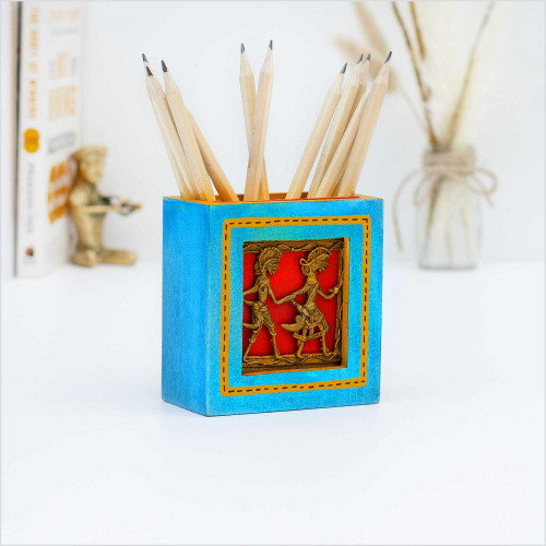 Blue pennhållaren kommer från vår Wood Chronicles kollektion och är gjord i originell design. Denna vackra pennhållare i blått är elegant handmålad med Madhubani konstmotiv och har en orange kant som kompletterar det autentiska utséendet.

Visit us: https://www.svadia.se/product/blue-pennhallare