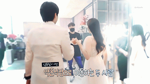 https://tv.naver.com/v/22165252
[메이킹] 케미뿜뿜↗ 약혼식 비하인드
#펜트하우스 #심수련 #로건리